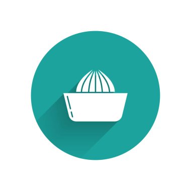 Beyaz Citrus meyve sıkacağı ikonu uzun gölgeli izole edilmiş. Yeşil daire düğmesi. Vektör İllüstrasyonu