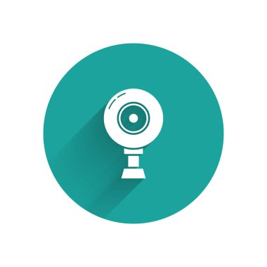 Beyaz Web kamera simgesi uzun gölgeli izole edilmiş. Sohbet kamerası. Web kamerası simgesi. Yeşil daire düğmesi. Vektör İllüstrasyonu