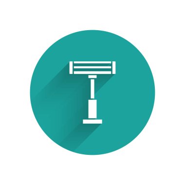 Beyaz elektrikli ısıtıcı ikonu uzun gölgeli izole edilmiş. Uzaktan kumandalı kızıl ötesi ısıtıcı. Klima kontrolü. Yeşil daire düğmesi. Vektör İllüstrasyonu