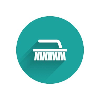 Temizlik ikonu için beyaz fırça uzun gölgeli izole edilmiş. Yeşil daire düğmesi. Vektör İllüstrasyonu