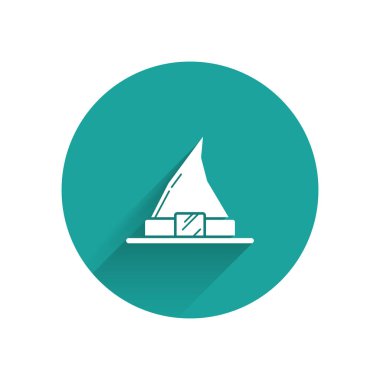 Beyaz Cadı şapkası simgesi uzun gölgeli izole edilmiş. Mutlu Cadılar Bayramı Partisi. Yeşil daire düğmesi. Vektör İllüstrasyonu