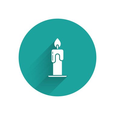 Beyaz yanan mum ikonu uzun gölgeli izole edilmiş. Silindirik aromatik mum çubuğu ve yanan ateş. Mutlu Cadılar Bayramı Partisi. Yeşil daire düğmesi. Vektör İllüstrasyonu