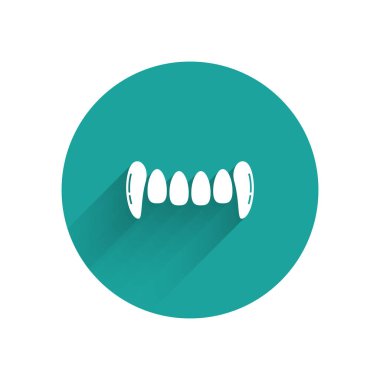 Beyaz Vampir dişleri ikonu uzun gölgeli izole edilmiş. Mutlu Cadılar Bayramı Partisi. Yeşil daire düğmesi. Vektör İllüstrasyonu