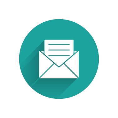 Uzun gölgeli, davetiye kartı simgesi olan beyaz zarf. Yeşil daire düğmesi. Vektör İllüstrasyonu