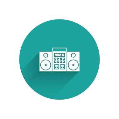 Uzun gölgeli iki hoparlörlü White Home müzik seti. Müzik sistemi. Yeşil daire düğmesi. Vektör İllüstrasyonu