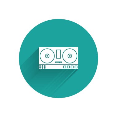 Müzik simgesini çalmak ve karıştırmak için beyaz DJ kumandası uzun gölgeyle izole edilmiş. Vinil çalar ve uzaktan kumandayla DJ karıştırıcısı tamamlandı. Yeşil daire düğmesi. Vektör İllüstrasyonu