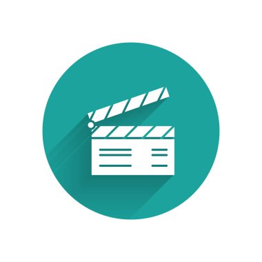 Beyaz Film alkışlama simgesi uzun gölgeli izole edildi. Film alkışlama tahtası. Alkış tahtası işareti. Sinema yapımı veya medya endüstrisi konsepti. Yeşil daire düğmesi. Vektör İllüstrasyonu