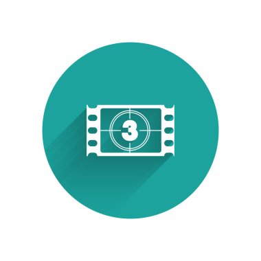 Ak Oyun Video simgesi uzun gölgeyle izole edildi. Başlangıç işaretli film şeridi. Yeşil daire düğmesi. Vektör İllüstrasyonu