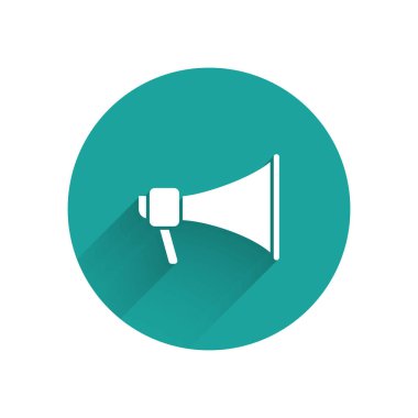 Uzun gölgeli beyaz megafon simgesi. Sözcü işareti. Yeşil daire düğmesi. Vektör İllüstrasyonu