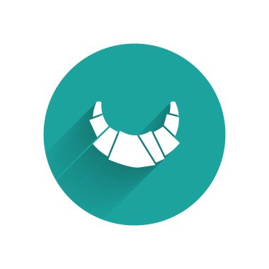 Beyaz kruvasan ikonu uzun gölgeli izole edilmiş. Yeşil daire düğmesi. Vektör İllüstrasyonu