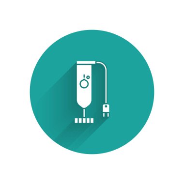 Beyaz karıştırıcı simgesi uzun gölgeli izole edilmiş. Mutfak elektrikli kırıcı. Meyve suyu, kokteyl ya da meyve suyu. Yeşil daire düğmesi. Vektör İllüstrasyonu