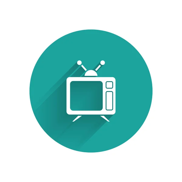 Weißes Fernsehsymbol isoliert mit langem Schatten. Fernsehzeichen. grüner Kreis-Knopf. Vektorillustration — Stockvektor
