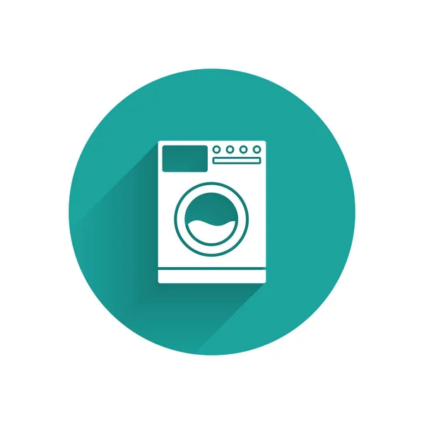 흰 세탁기 아이콘은 긴 그림자와 분리되어 있습니다. 세탁기 아이콘. 빨래 세탁기. 집에 있는 기구의 상징. 녹색 동그라미 버튼. 벡터 일러스트 — 스톡 벡터