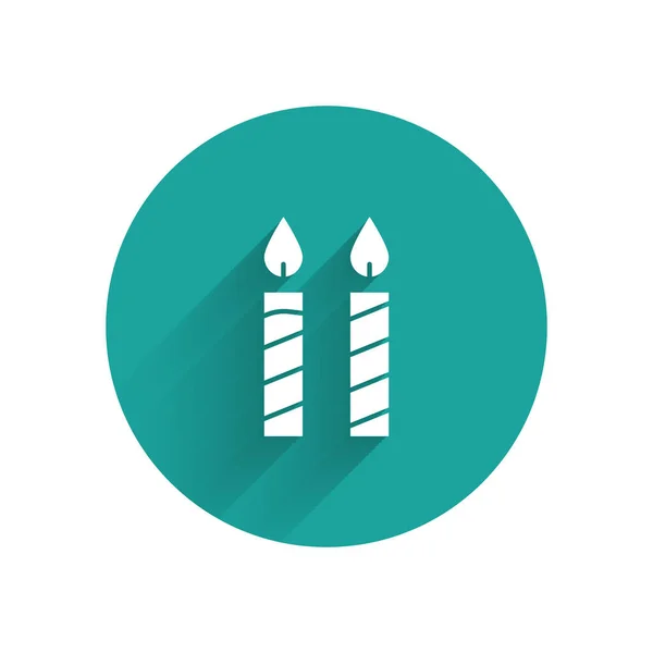 하얀 생일 케이크 촛불은 긴 그림자와 분리되어 있다. 녹색 동그라미 버튼. 벡터 일러스트 — 스톡 벡터