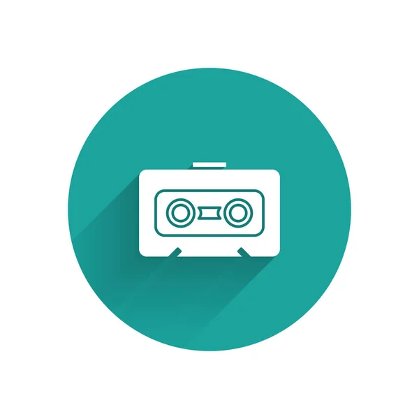 Biała ikona kasety magnetofonowej Retro izolowana długim cieniem. Zielony przycisk koła. Ilustracja wektora — Wektor stockowy