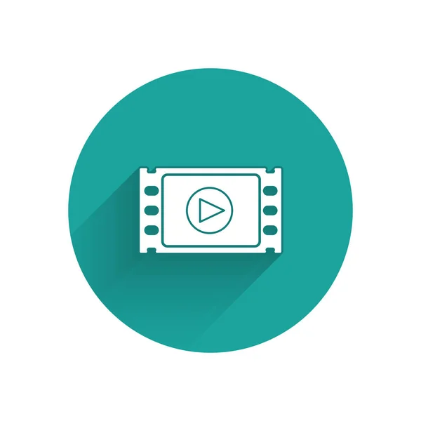 Icône Lecture vidéo blanche isolée avec une ombre longue. Bande de film avec panneau de jeu. Bouton rond vert. Illustration vectorielle — Image vectorielle