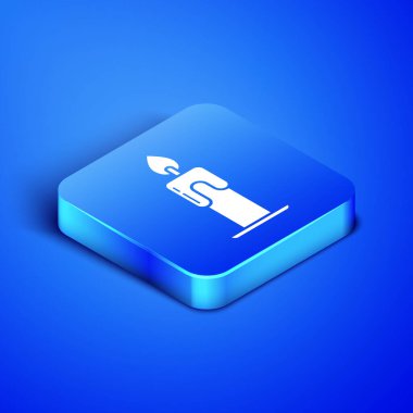 Isometric Burning Mum simgesi mavi arkaplanda izole edildi. Silindirik aromatik mum çubuğu ve yanan ateş. Mutlu Cadılar Bayramı Partisi. Mavi kare düğme. Vektör İllüstrasyonu