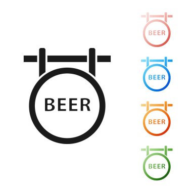 Beyaz arka planda izole edilmiş siyah sokak tabelasının üzerinde bira simgesi var. Reklamlar için uygun bar, kafe, bar, restoran. Simgeleri renklendirin. Vektör İllüstrasyonu