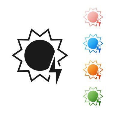 Siyah Güneş enerjisi simgesi beyaz arkaplanda izole edildi. Yıldırım sembollü güneş. Simgeleri renklendirin. Vektör İllüstrasyonu