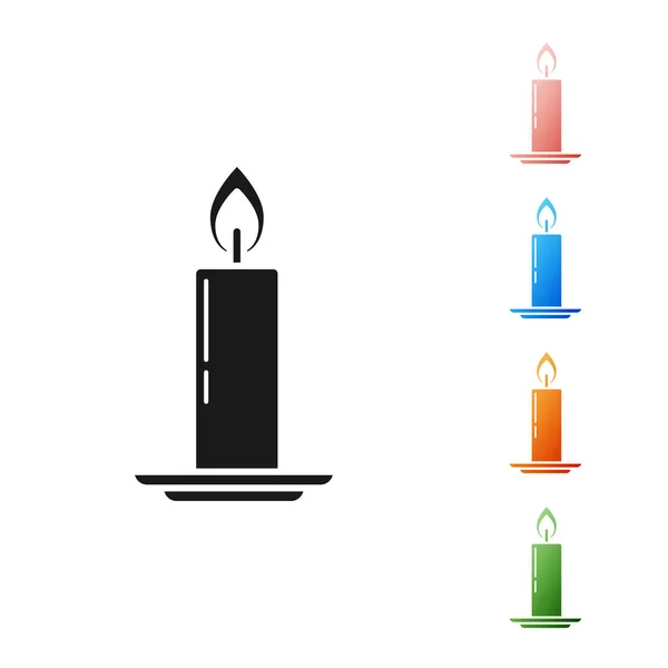 Μαύρο κερί καύση σε εικονίδιο κηροπήγιο απομονώνονται σε λευκό φόντο. Παλιομοδίτικο αναμμένο κερί. Κυλινδρικό κηροπήγιο με φλεγόμενη φλόγα. Ορισμός εικονίδια πολύχρωμα. Εικονογράφηση διανύσματος — Διανυσματικό Αρχείο