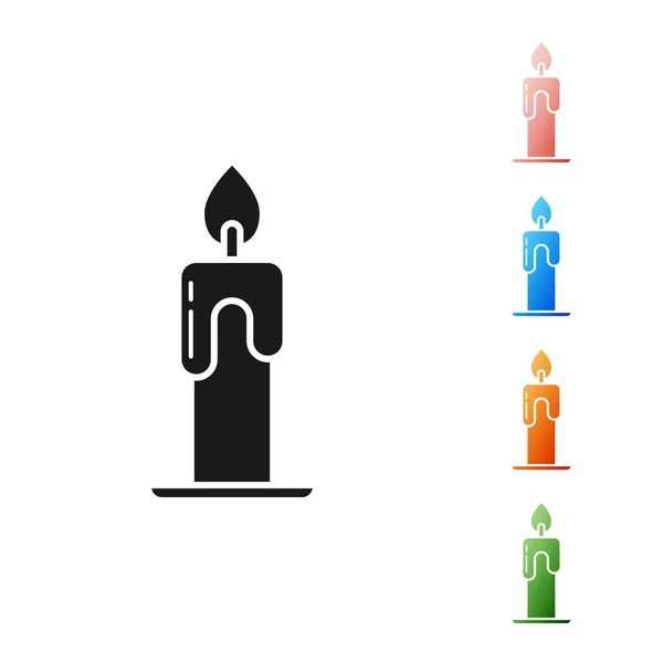 Icône de bougie brûlante noire isolée sur fond blanc. Bougie cylindrique aromatique bâton avec flamme brûlante. Bonne fête d'Halloween. Définir des icônes colorées. Illustration vectorielle — Image vectorielle