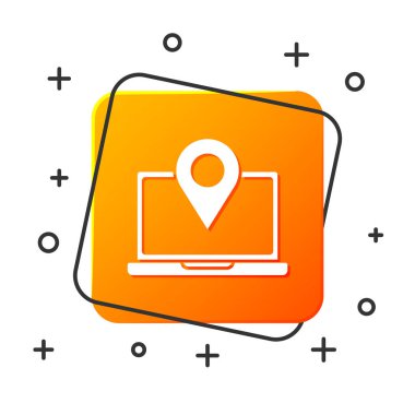 Beyaz arkaplanda konum belirleyici simgesi olan beyaz dizüstü bilgisayar. Turuncu kare düğme. Vektör İllüstrasyonu