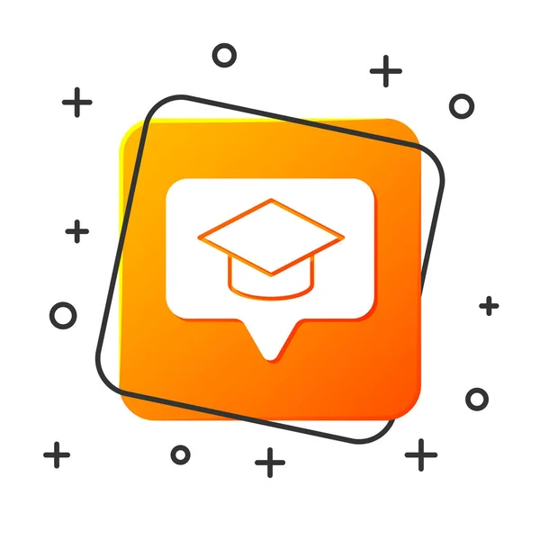 Gorra de graduación blanca en el icono de la burbuja del habla aislado sobre fondo blanco. Sombrero de graduación con icono de borla. Botón cuadrado naranja. Ilustración vectorial — Vector de stock