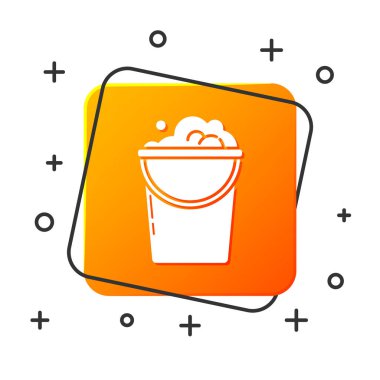 Beyaz arka planda köpük ve baloncuk ikonlu beyaz kova. Temizlik hizmeti konsepti. Turuncu kare düğme. Vektör İllüstrasyonu