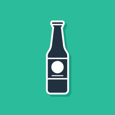 Yeşil arka planda mavi bira şişesi simgesi izole edildi. Vektör İllüstrasyonu