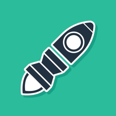 Yeşil zemin üzerinde ateş ikonu olan Mavi Roket gemisi. Uzay yolculuğu. Vektör İllüstrasyonu