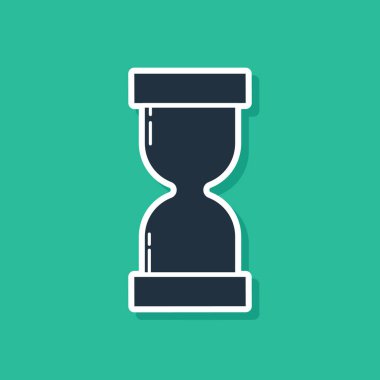 Yeşil arka planda izole kum simgesi akan mavi eski kum saati. Kum saati işareti. İş ve zaman yönetimi konsepti. Vektör Illustration
