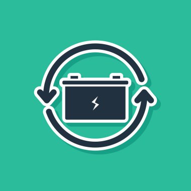 Geri dönüşüm sembolü simgesi olan mavi pil yeşil arkaplanda izole edilmiş. Geri dönüşüm sembollü pil - yenilenebilir enerji konsepti. Vektör İllüstrasyonu