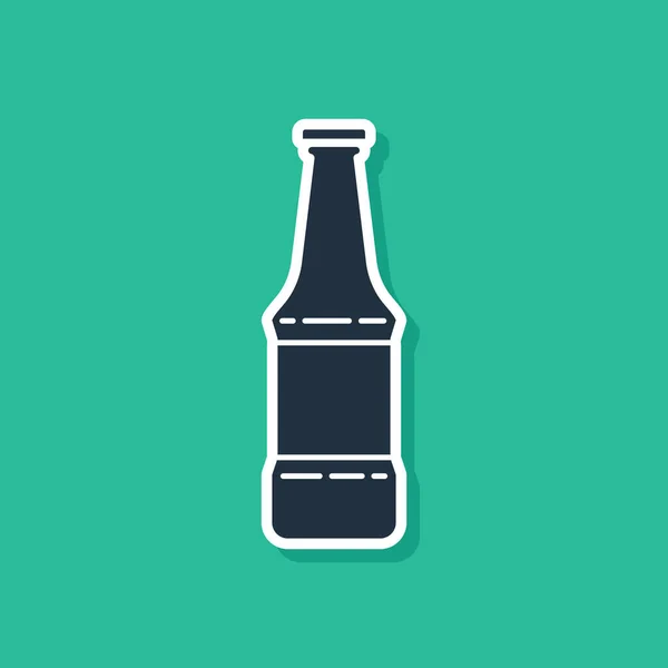 Иконка бутылки голубого пива на зеленом фоне. Векторная миграция — стоковый вектор