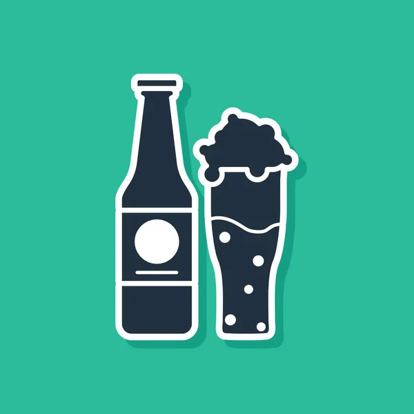 Blaue Bierflasche und Glassymbol isoliert auf grünem Hintergrund. Symbol für Alkoholkonsum. Vektorillustration — Stockvektor