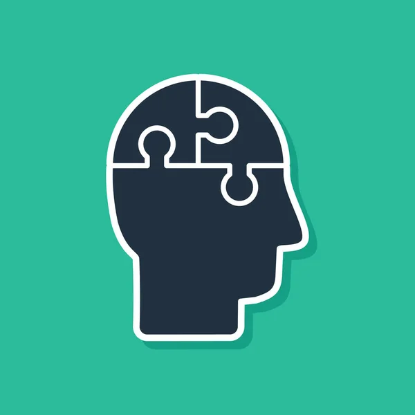 Blue Human cabeça quebra-cabeças ícone de estratégia isolado no fundo verde. A pensar no sinal do cérebro. Trabalho simbólico do cérebro. Ilustração vetorial —  Vetores de Stock