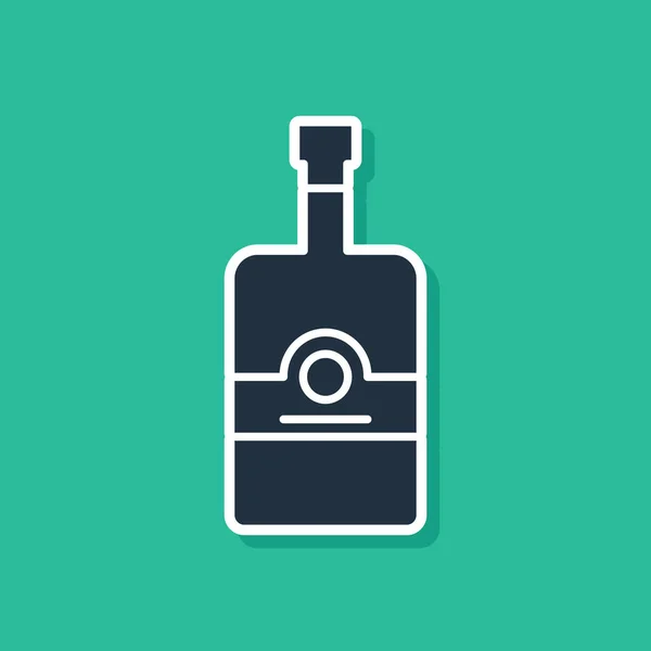 Ícone de garrafa de uísque azul isolado no fundo verde. Ilustração vetorial — Vetor de Stock