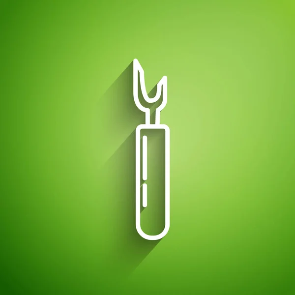 Vit linje Cutter verktyg ikon isolerad på grön bakgrund. Sykniv med blad. Vektor Illustration — Stock vektor