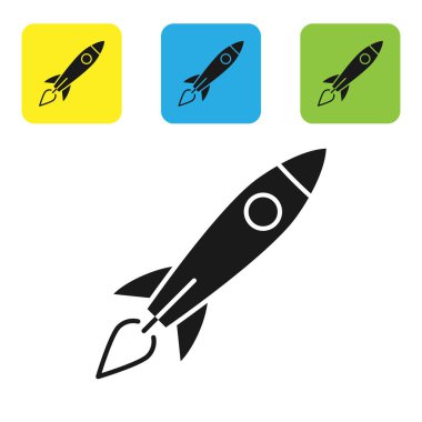 Beyaz zemin üzerinde ateş ikonu olan siyah roket gemisi. Uzay yolculuğu. Renkli kare düğmeleri ayarlayın. Vektör İllüstrasyonu