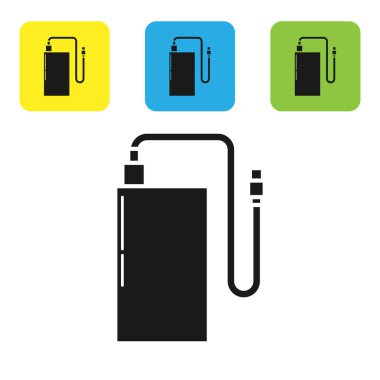 Beyaz arka planda farklı şarj kablosu simgesi olan siyah güç bankası. Taşınabilir şarj cihazı. Renkli kare düğmeleri ayarlayın. Vektör İllüstrasyonu