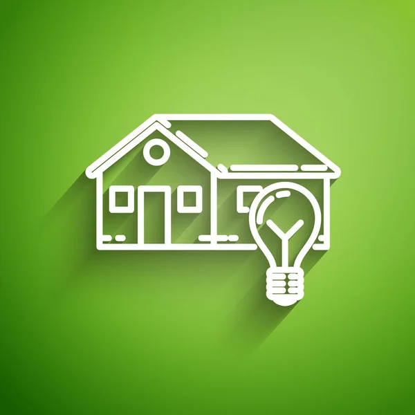 Linea bianca Smart house e lampadina icona isolata su sfondo verde. Illustrazione vettoriale — Vettoriale Stock