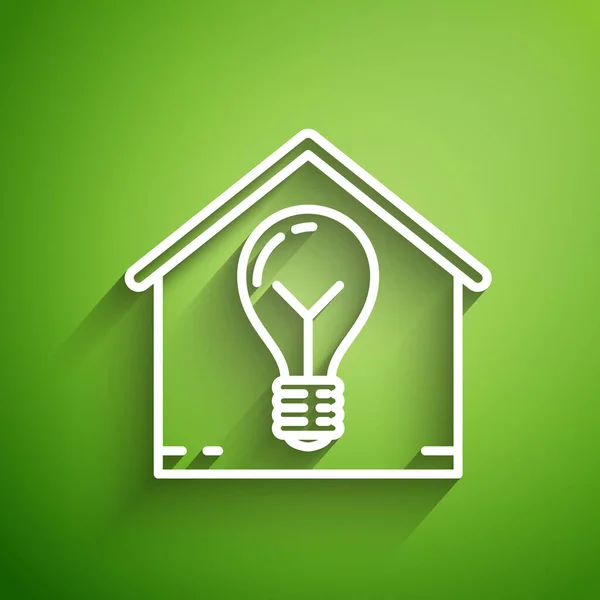Linea bianca Smart house e lampadina icona isolata su sfondo verde. Illustrazione vettoriale — Vettoriale Stock