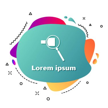 Beyaz arka planda izole edilmiş beyaz büyüteç simgesi. Arama, odaklanma, yakınlaştırma, iş sembolü. Sıvı şekilli soyut pankart. Vektör İllüstrasyonu