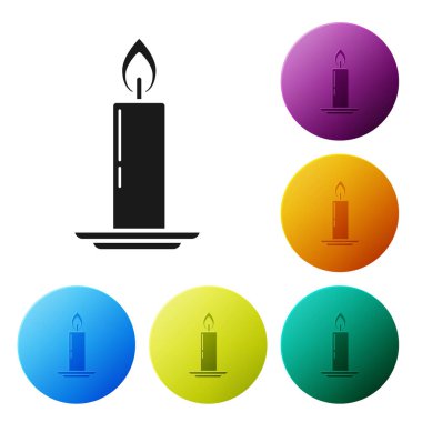 Beyaz arkaplanda izole edilmiş şamdan ikonunda siyah yanan mum. Eski moda yanan mum. Silindirik mum çubuğu ve yanan ateş. Renkli daire düğmelerini ayarlayın. Vektör İllüstrasyonu
