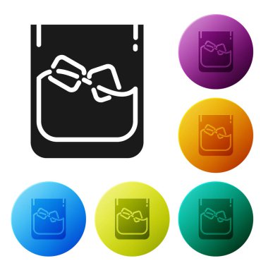 Siyah Cam viski ve buz küpleri simgesi beyaz arka plan üzerinde izole. Simgeleri renkli daire düğmeleri ayarlayın. Vektör İllüstrasyonu