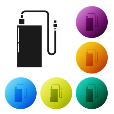 Beyaz arka planda farklı şarj kablosu simgesi olan siyah güç bankası. Taşınabilir şarj cihazı. Renkli daire düğmelerini ayarlayın. Vektör İllüstrasyonu