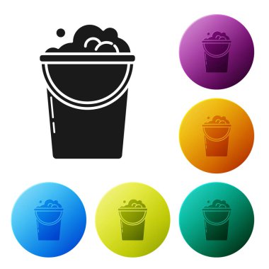Beyaz zemin üzerinde köpük ve baloncuk simgesi olan siyah kova. Temizlik hizmeti konsepti. Renkli daire düğmelerini ayarlayın. Vektör İllüstrasyonu