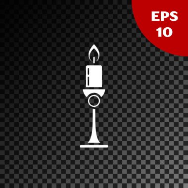Mum simgesinde beyaz yanan mum şeffaf koyu arkaplanda izole edilmiş. Eski moda yanan mum. Silindirik mum çubuğu ve yanan ateş. Vektör İllüstrasyonu