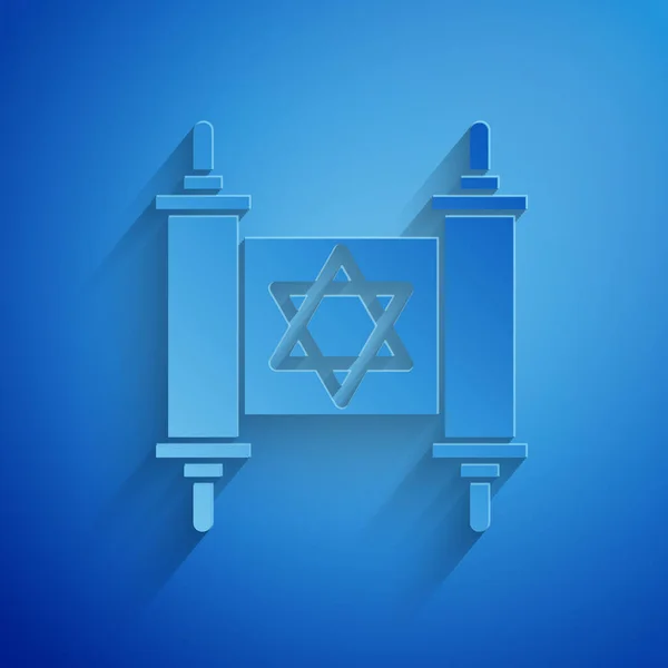 Иконка свитка Торы, вырезанная бумагой, выделена на синем фоне. Еврейская Тора в расширенной форме. Символ Звезды Давида. Старый пергаментный свиток. Бумажный стиль. Векторная миграция — стоковый вектор
