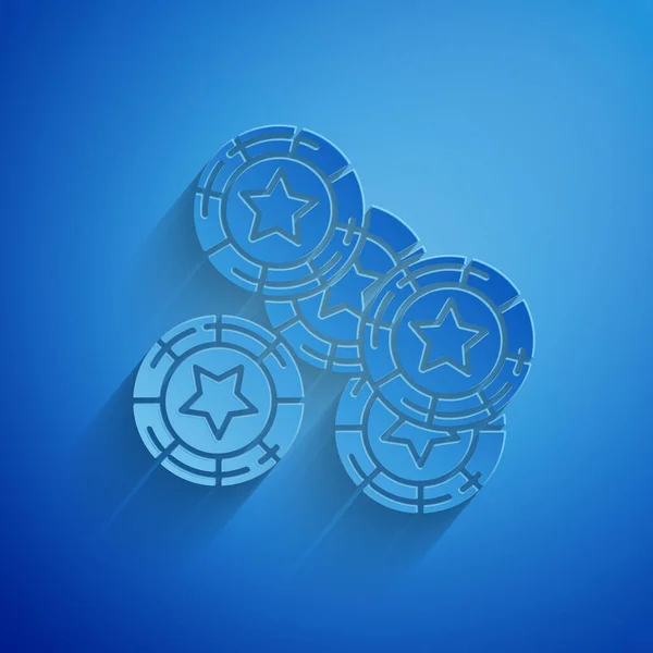 Papiergeschnittene Casino Chips Symbol isoliert auf blauem Hintergrund. Casino-Glücksspiel. Papierkunst. Vektorillustration — Stockvektor