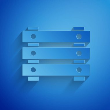 Kağıt kesiği, askeri mühimmat kutusu ve mavi arka planda izole edilmiş mermi ikonu. Kağıt sanatı tarzı. Vektör İllüstrasyonu